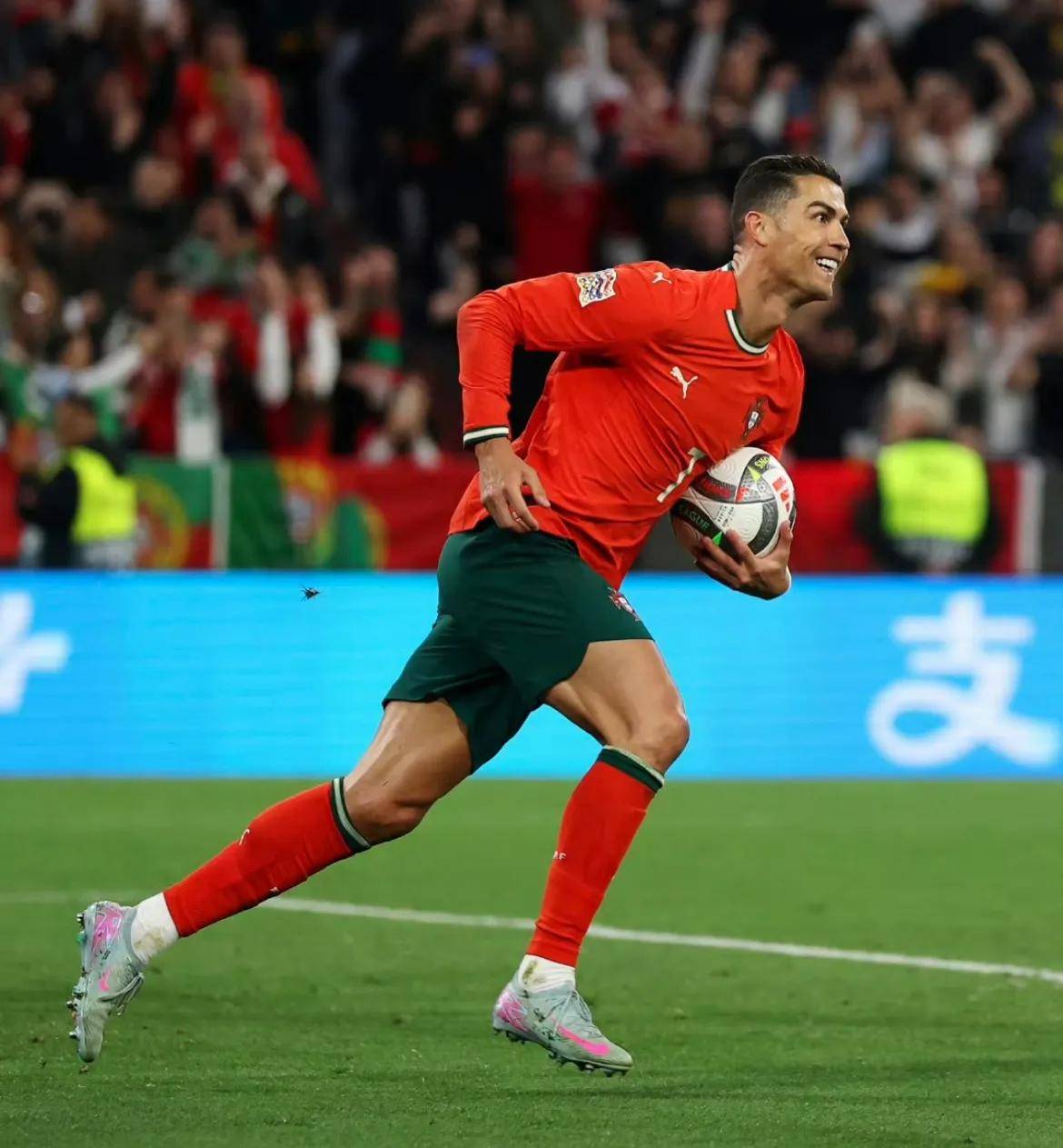 C罗重返赛场，败北首场状态出色，热火观众沸腾！